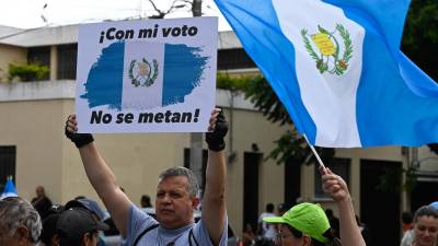 Manifestantes protestan contra el fallo de una corte en Guatemala que puede anular el resultado de la elección.