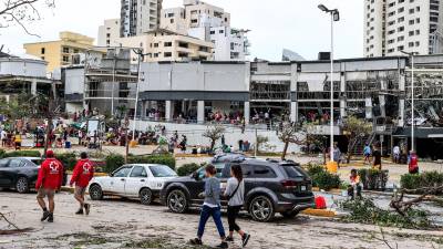 Vecinos empiezan con las labores de recuperación tras el paso del huracán Otis, hoy, en el balneario de Acapulco, en el estado de Guerrero (México).