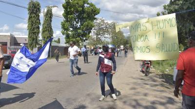 Pobladores en la carretera CA-13.
