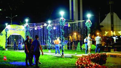<b>Decenas de familias disfrutan de la villa navideña. Fotos: HÉCTOR PAZ</b>