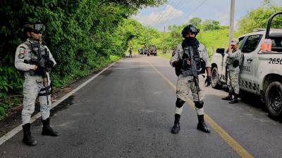 Fotografía de archivo donde aparece personal de la Guardia Nacional (GN) que resguardan la zona donde hubo un tiroteo.