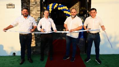 Felipe Trundle con Michael Senn, Juan Jerezano y Dennis Chávez al momento del corte de cinta en las nuevas instalaciones de ASI Honduras, en la colonia Jardines del Valle.