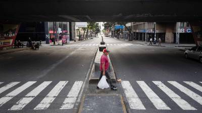 Caracas amaneció este domingo ralentizada, con calles vacías, muy poca circulación de vehículos y comercios con largas filas de compradores un día después del ataque de EE.UU. en algunos puntos de esta capital y otras zonas aledañas y de la captura del presidente Nicolás Maduro y de su esposa, Cilia Flores.