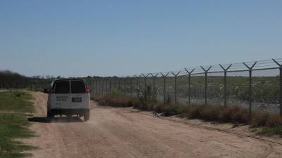 Fotografía de una patrulla fronteriza en la frontera entre México y Estados Unidos a lo largo del Río Grande, este jueves en la localidad de Eagle Pass (Estados Unidos).