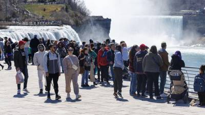 Cientos de personas esperan desde la madrugada frente a las cataratas del Niágara poder observar el eclipse solar total este lunes.