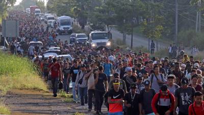 Migrantes parten en caravana rumbo a EEUU, este martes, en el municipio de Tapachula en el estado de Chiapas (México).
