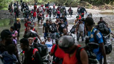 Miles de migrantes cruzan la peligrosa selva del Darién en su ruta hacia Estados Unidos.