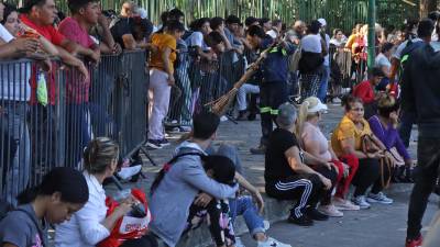 Personas hacen fila para resolver su situación migratoria este miércoles, en Tapachula en el estado de Chiapas (México).