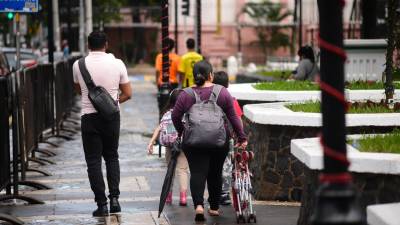 <b><span class=mln_uppercase_mln>Ambiente.</span></b> Ayer, una cuña débil de alta presión dejó lluvias en la mayor parte del país.<span class=mln_uppercase_mln> foto: Héctor Edú</span>
