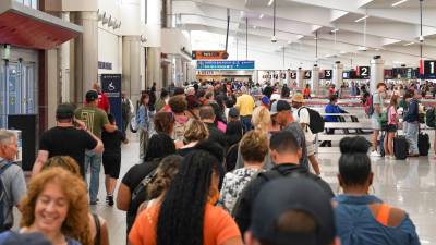 Pasajeros en aeropuerto de Estados Unidos.