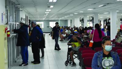 <b>A dia</b>rio llegan centenares de pacientes a la consulta externa del Hospital Atlántida. Muchas personas llevan meses por una cirugía. Copeco dotó de ropa quirúrgica al personal médico.