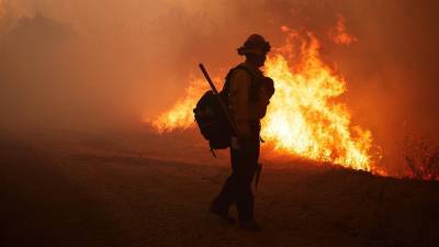 Los bomberos trabajan a contrarreloj para apagar las llamas de un nuevo incendio en California.