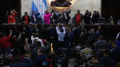 Fotografía muestra a diputados del opositor Partido Nacional protestar frente a la junta directiva del Congreso Nacional durante la elección del fiscal general y adjunto del Ministerio Público de Honduras.