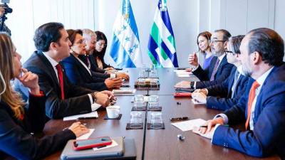 Xiomara Castro y el presidente de la CAF Sergio Díaz-Granados y sus comitivas en Bruselas.