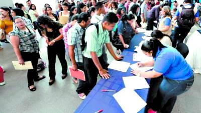 La mayoría de las plazas laborales requieren que los empleados sean egresados de la universidad para los cargos a desempeñar.