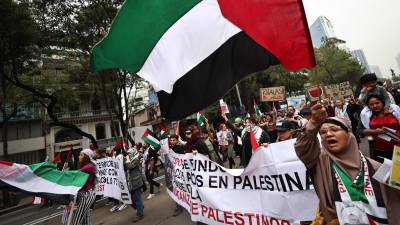 Activistas mexicanos a favor de Palestina participan en una manifestación por el primer aniversario de la guerra en la Franja de Gaza, este sábado, en Ciudad de México (México). EFE/Sáshenka Gutiérrez