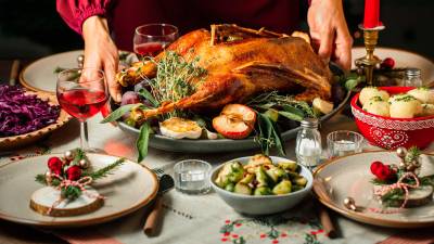 Antes de organizar el menú, decida el número de personas que llevará a casa, pregunte a sus invitados si son alérgicos a algún alimento, intolerantes, o si alguno es vegetariano. Esto ayudará a tener el menú adecuado y variado. Los mismos invitados pueden aportar guarniciones o alimentos para compartir en esa mágica noche de amor.