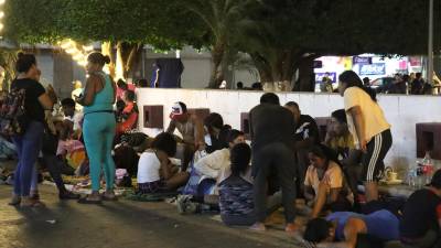 Foptografía de archivo de migrantes ecuatorianos que esperan para solucionar su situación y poder avanzar en su Caravana. EFE/Juan Manuel Blanco