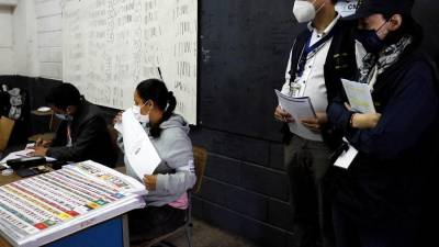 Dos representantes de la Unión Europea observan el proceso electoral en un centro de votación en la ciudad de Tegucigalpa.