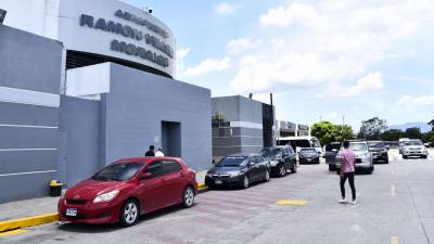 Pese al más de millón de pasajeros que anualmente circulan por el Villeda, este no cuenta con salas de espera adecuadas ni estacionamiento suficiente. Fotos Héctor Edú