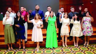 Un grupo de parejas sampedranas celebra con alegría su boda civil en uno de los salones de la Municipalidad de San Pedro Sula. Foto: Cortesía