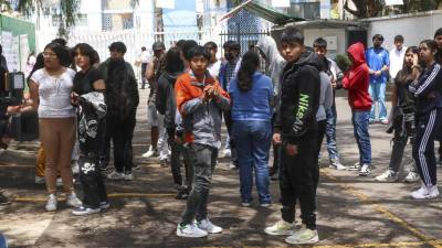 Personal de protección civil activó protocolos de seguridad con jóvenes en un colegio donde presentaban un examen de admisión, este domingo en la Ciudad de México (México).