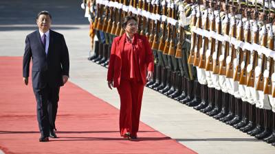 El presidente chino, Xi Jinping, y la presidenta hondureña, Xiomara Castro.
