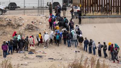 Cientos de migrantes cruzan a diario desde Ciudad Juárez (México), hacia El Paso (Texas) para entregarse a las autoridades y solicitar asilo.