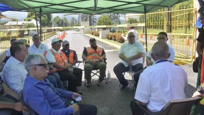 Representantes de la Cámara de Comercio e Industrias de Atlántida, se reunieron este martes, con los empresarios y trabajadores de las aerolíneas, que exigen se elimine este incremento.