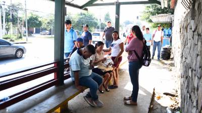 <b><span class=mln_uppercase_mln>Angustia.</span></b> Los parientes permanecían ayer en Medicina Forense.