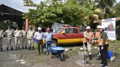 En la estación del Cuerpo de Bomberos en el barrio Buenos Aires de La Ceiba se colocó la primera piedra de la construcción del tanque para almacenar 15,000 galones de agua.