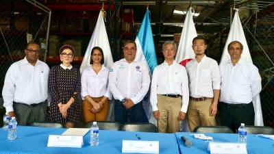 Representantes del Gobierno reciben ayuda humanitaria por parte de Jun Nakahara, embajador de Japón en Honduras.