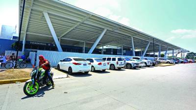 <b>Aunque no ha concluido la construcción del “canopy”, la fachada del aeropuerto ya luce diferente, ampliaron el parqueo e iluminaron el bulevar. Fotos: Moisés Valenzuela.</b>