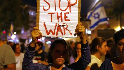 Partidarios y familiares de israelíes mantenidos como rehenes por militantes palestinos en la Franja de Gaza desde el ataque del 7 de octubre realizan una manifestación para exigir su liberación cerca de la residencia del Primer Ministro en Jerusalén el 10 de agosto de 2024.