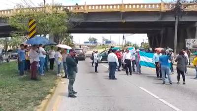 Los maestros bloqueando el paso vehicular en el bulevar del sur de San Pedro Sula.