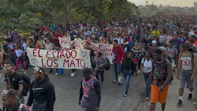 Miles de migrantes marchan en caravana hacia la capital mexicana para pedir documentos que les permitan transitar por el país.
