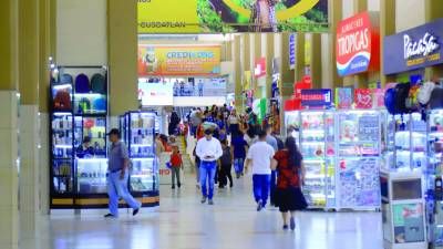 <b>El comercio es uno de los principales sectores que fija grandes expectativas este mes por el doble salario. Foto: Melvin Cubas.</b>