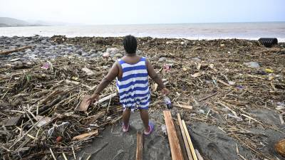 Las autoridades jamaicanas informaron que al menos cuatro municipios quedaron devastados tras el paso del huracán Beryl.
