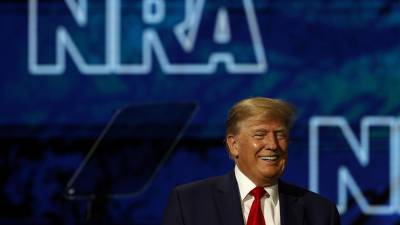 El expresidente de EE.UU. Donald Trump sonríe durante la convención anual de la Asociación Nacional del Rifle (NRA, en inglés), en Houston, Texas (EE.UU.), este 27 de mayo de 2022. EFE/EPA/Aaron M. Sprecher