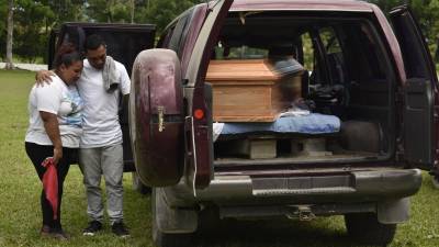 En las afueras del granja penal de El Porvenir, Atlántida, Edgar Gonzales, se le permitió darle el último adiós a su madre, ya que tuvo permiso para ir a su velatorio en La Ceiba.