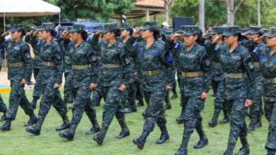 Un total de 1,925 nuevos soldados se graduaron del Curso Básico de Adiestramiento Militar en una ceremonia realizada en el Centro de Adiestramiento Militar de las Fuerzas Armadas (CAMFFAA).