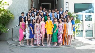 Los jóvenes estudiantes vistieron de buen gusto a su reunión tradicional, la cual es una marca registrada para los seniors antes de su graduación.