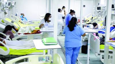Pacientes permanecen hospitalizados en la sala de dengue del Mario Rivas. Fotografía de Elni Reyes compartida por su familia. Fotos: Franklyn Muñoz y cortesía