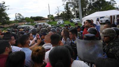 AMFamiliares y periodistas esperan por información en el penal donde al menos 41 personas fallecieron y otras siete resultaron heridas en una reyerta y un incendio registrados en el Centro Femenino de Adaptación Social (Cefas) cerca de la capital de Honduras, hoy en Tegucigalpa (Honduras). EFE/ Gustavo Amador