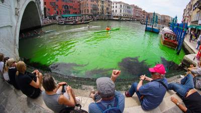 Las autoridades investigan si activistas climáticos tiñeron de verde las aguas de Venecia.