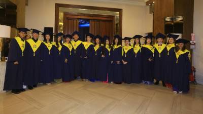 Los jovencitos posaron felices antes de iniciar sus actos de graduación y posterior fiesta.