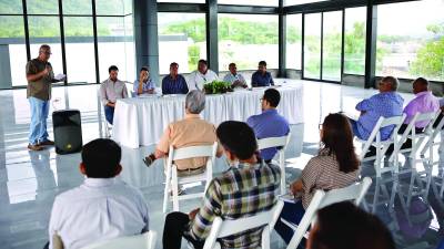 Directivos de Asuprovih lideraron la reunión con autoridades municipales y estuvieron presentes desarrolladores invitados. Fotos: Yoseph Amaya y Melvin Cubas.