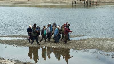 Pobladores rescatan y buscan a soldados que fueron arrastrados por las corrientes del río Llave, en Puno (Perú).