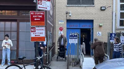 Personas acuden a un centro de votación en el Upper East Side este martes, en Nueva York (Estados Unidos).
