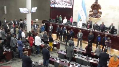 Los diputados nacionalistas se pararon frente a la junta directiva del Congreso Nacional.